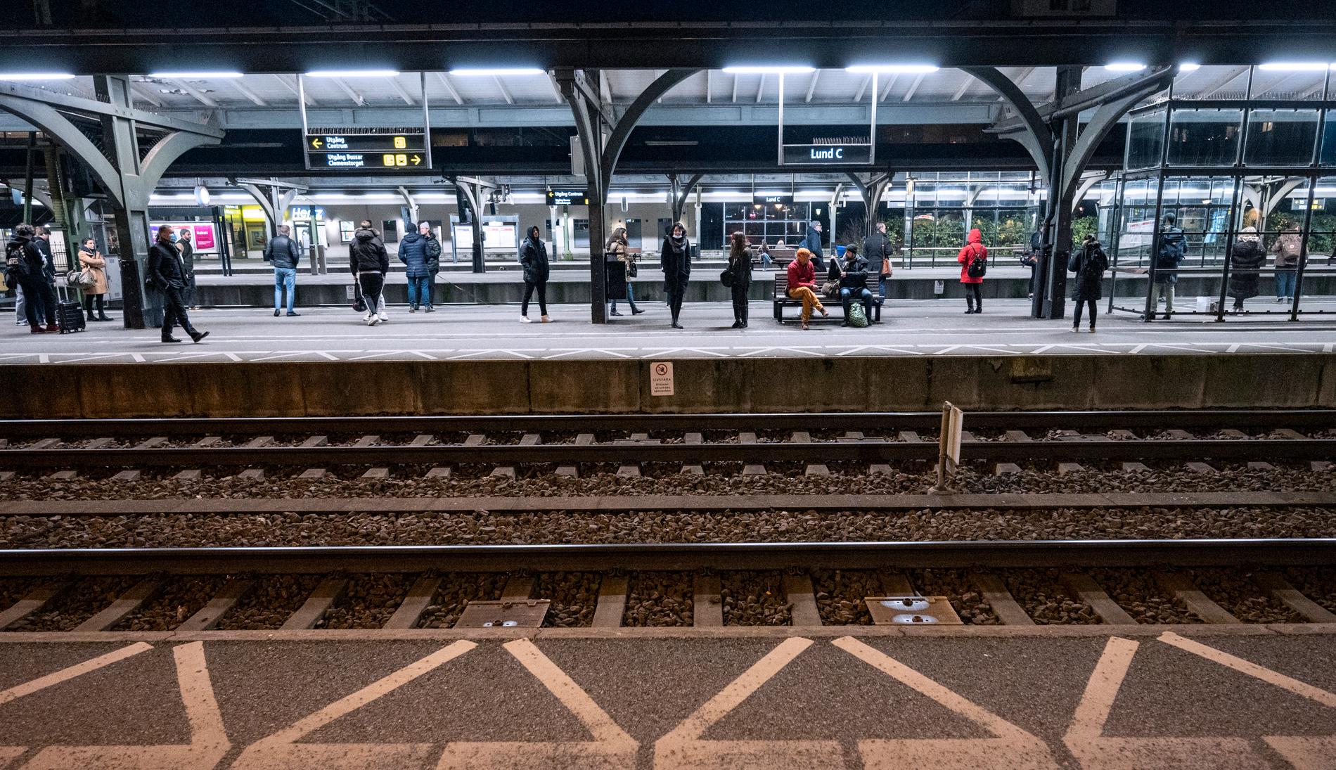 Resenärer på perrongen i väntan på att tåget skall ankomma Lund C på fredagen.
