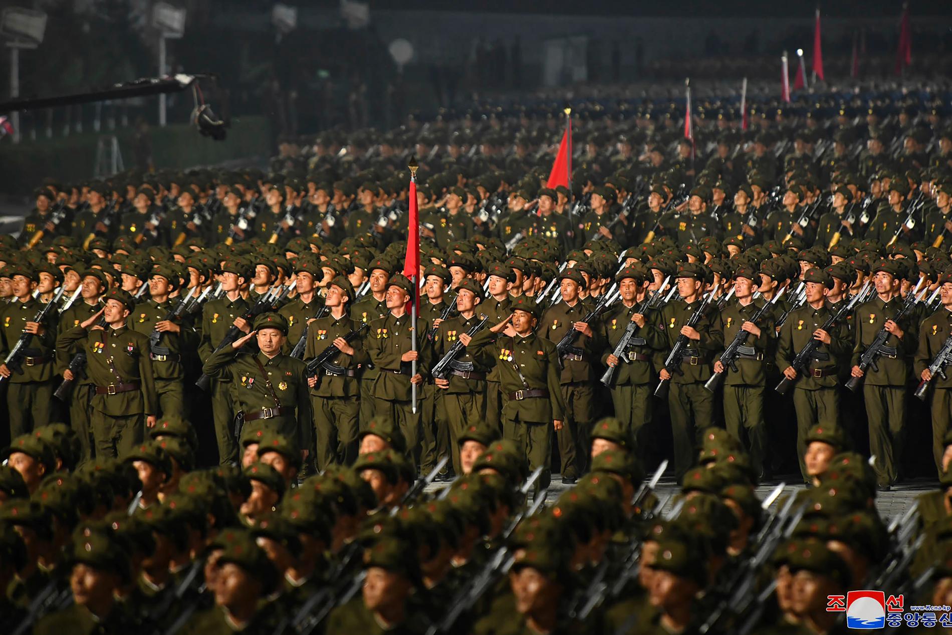 En militärparad i huvudstaden Pyongyang vid firandet av diktaturen Nordkoreas 73-årsdag i september.