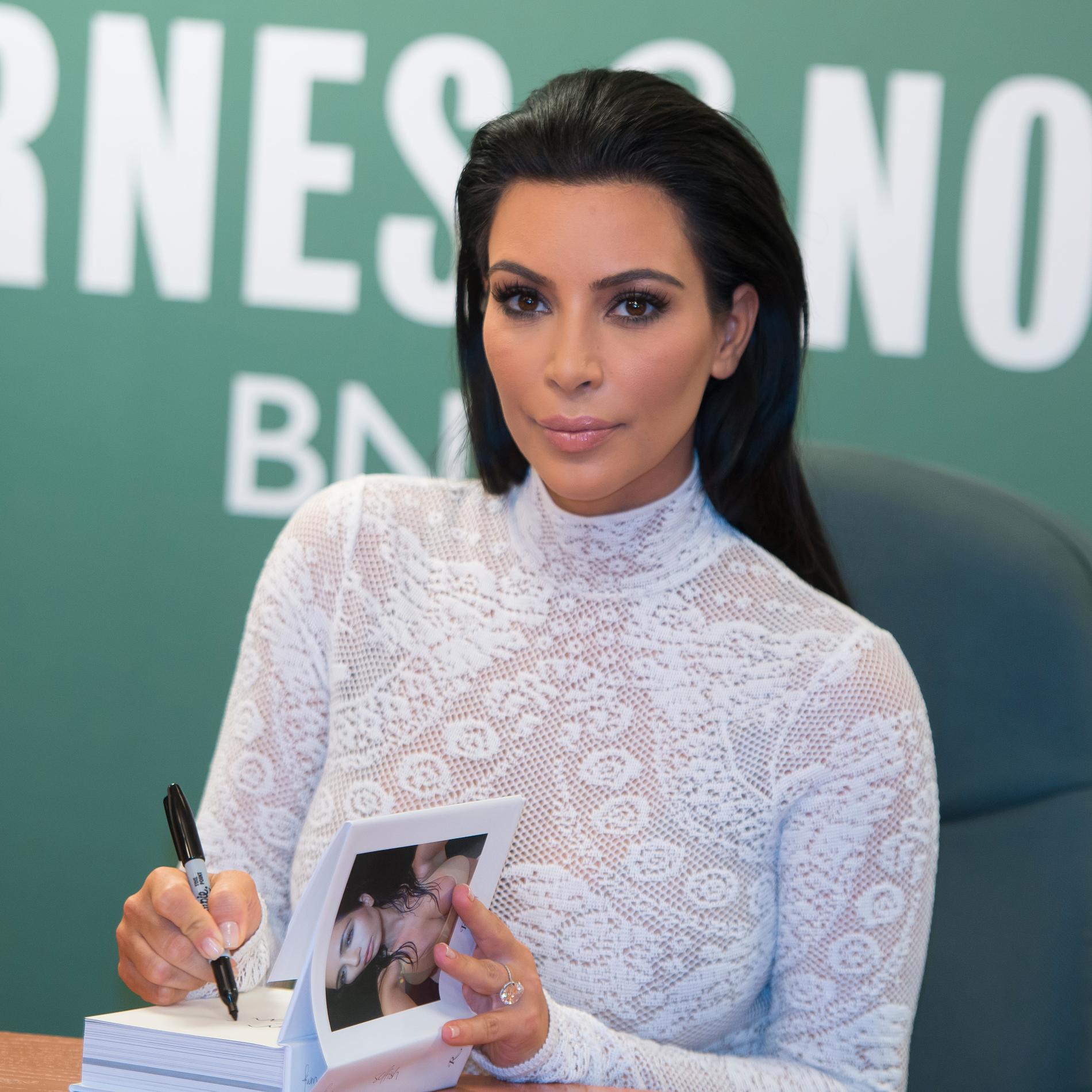 Boksignerarminen Kim Kardashian West gör reklam för sin nya bok ”Selfish” på femte avenyn i New York.