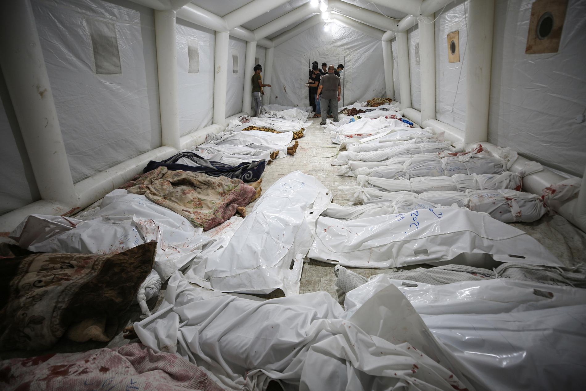 Över 500 människor dog när ett sjuhus i Gaza bombades. 