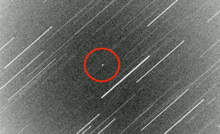 Asteroiden, inringad i rött, från Virtual telescopes livesändning under natten.