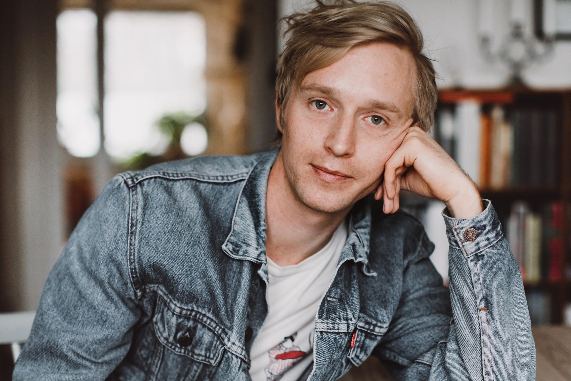 Jack Hildén (född 1989) är författare och skriver regelbundet för Aftonbladet Kultur. ”Många gånger i regn” är hans tredje roman.