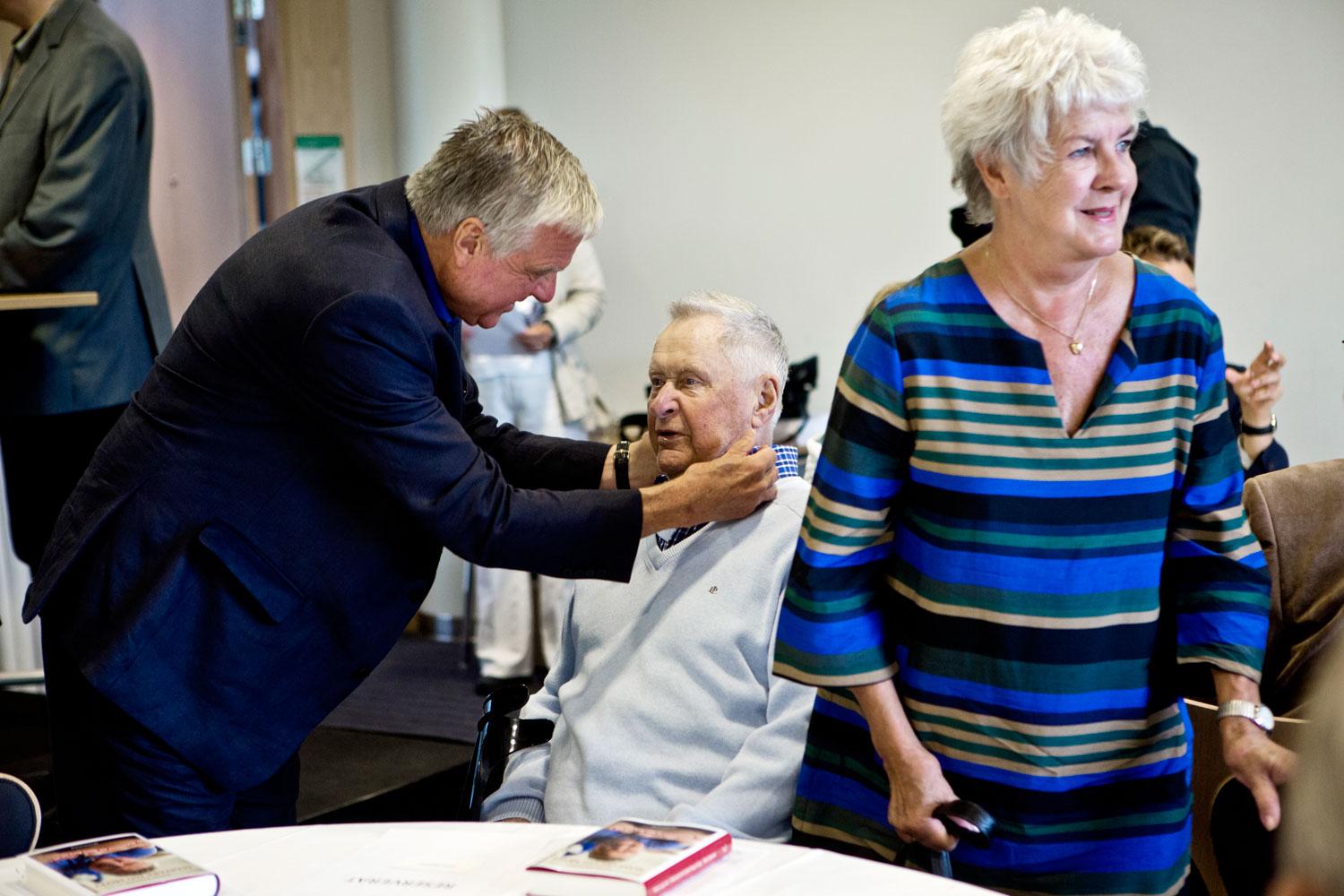LIVSLÅNG VÄNSKAP Livslånge vännen Tommy Engstrand besökte Lars-Gunnar Björklund på sjukhuset sedan 75-åringen blivit svårt sjuk. På bilden även hustrun Lena Björklund.