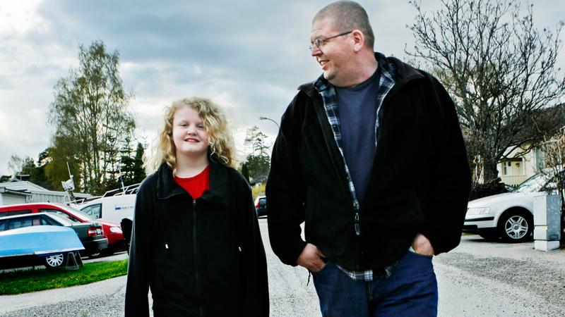 Amanda Köpsén- Cooper, 11, tillsammans med sin pappa Kenneth Köpsén. För fem år sedan fick Amanda borrelia med förlamning i ansiktet som följd.