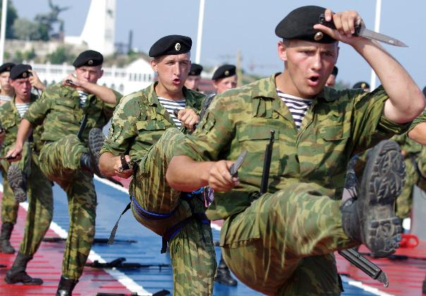 En bild från 2011 visar hur soldater från ryska specialstyrkan i Svarta havet genomför en övning.