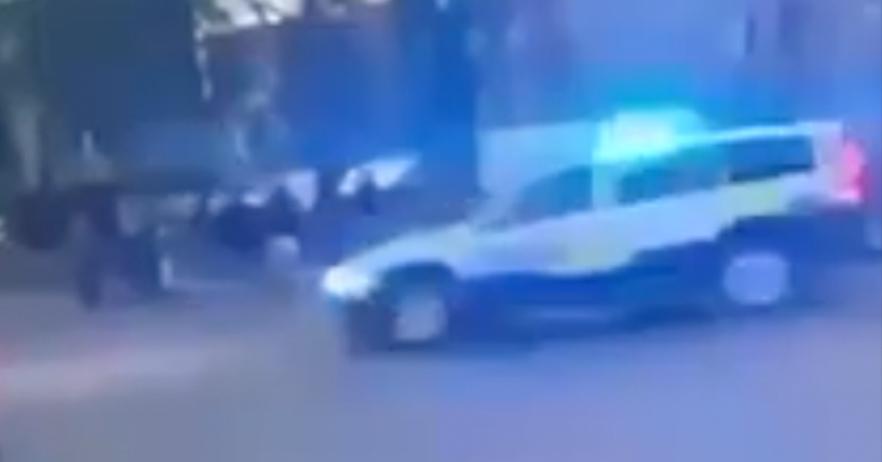 En polis sköts ihjäl under en skottlossning på Hisingen i Göteborg. 