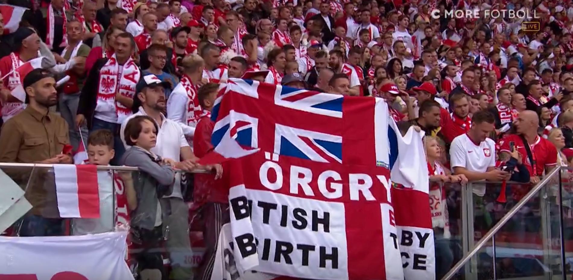 Den engelska flaggan med Örgryte i det röda korset dök upp i publikhavet under matchen Polen – England.