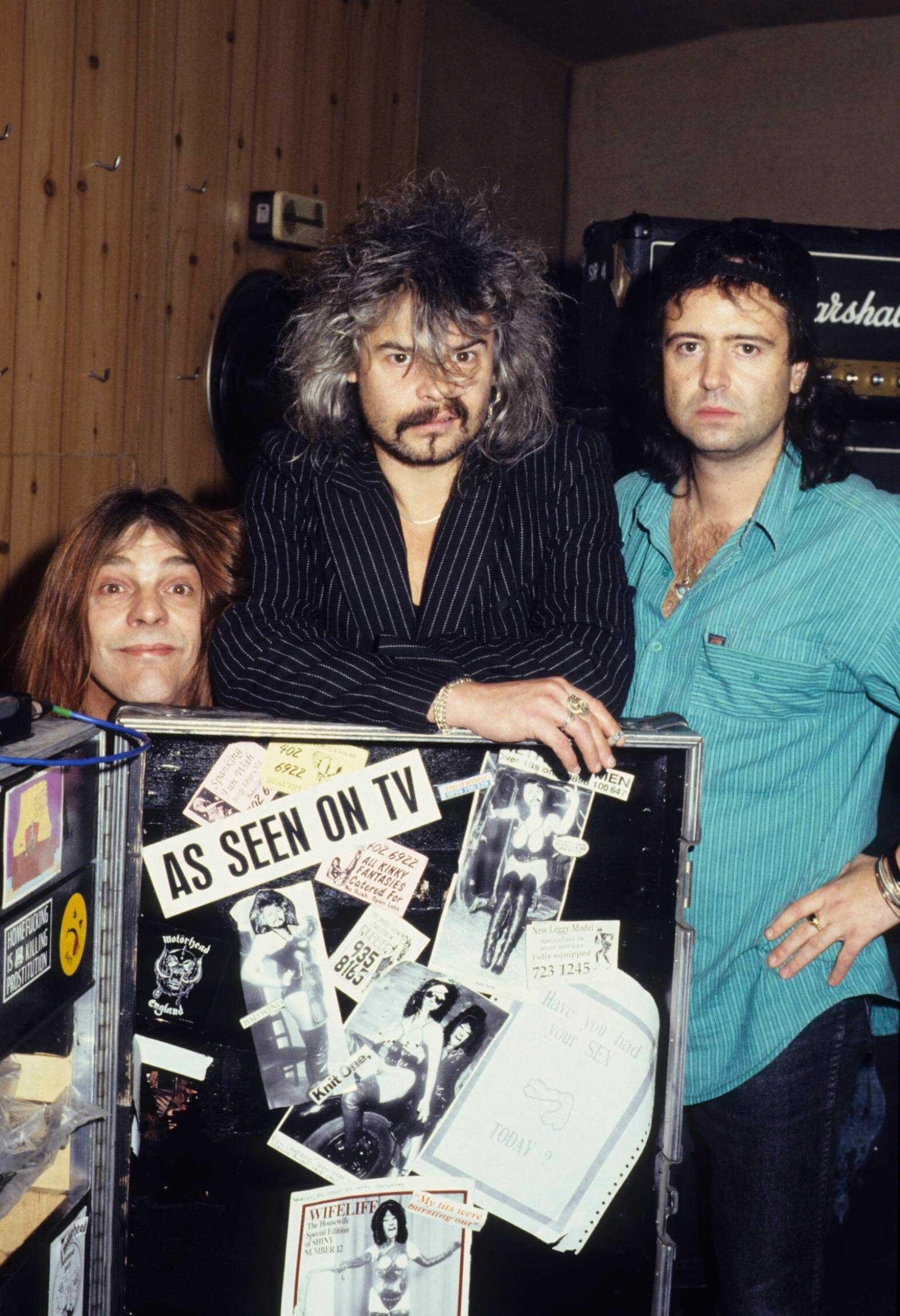 Phil ”Philthy Animal” Taylor (i mitten) med Mick ”Würzel” Burston och Phil Campbell från Motörhead 1991.