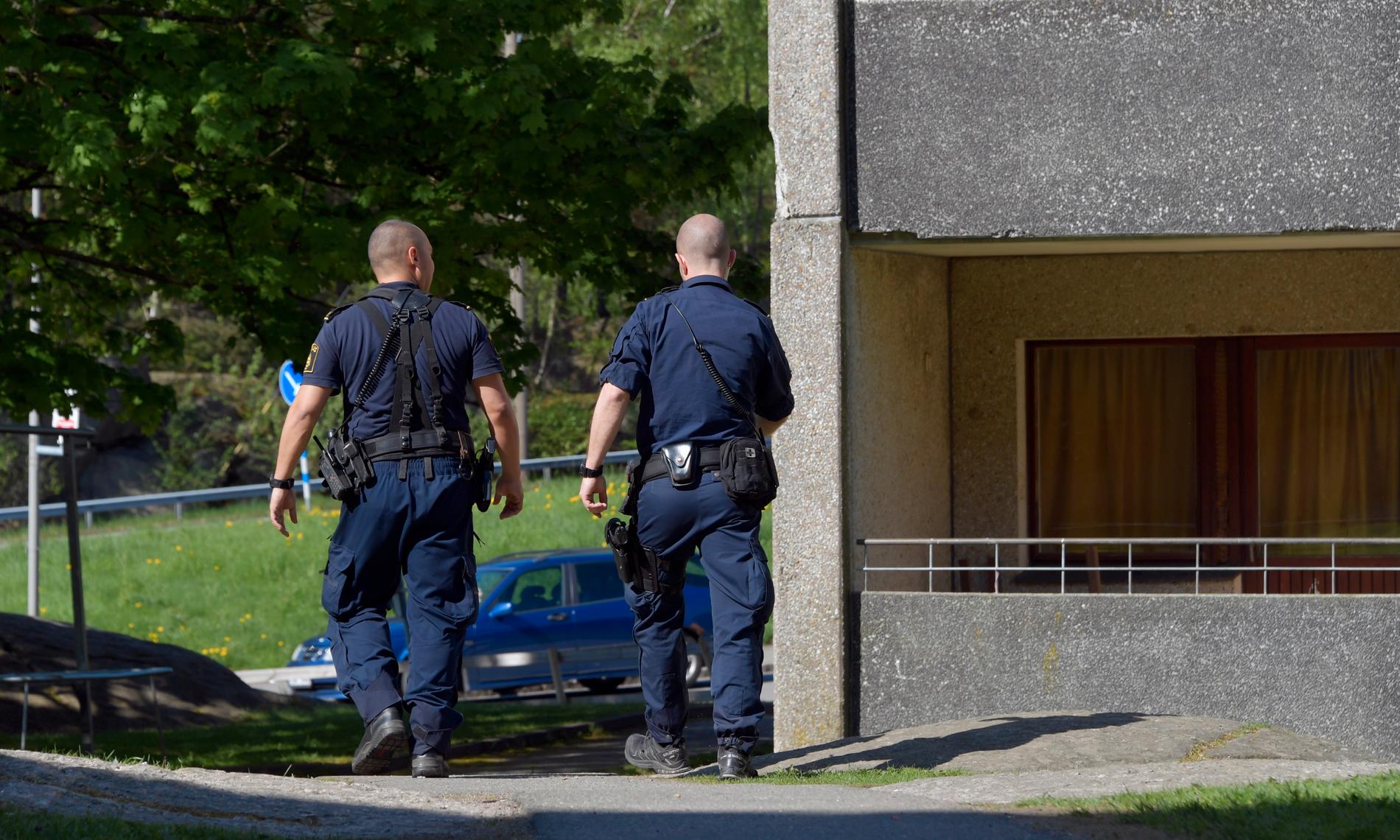Ett barn har fallit från en balkong på fjärde våningen i Bergsjön i Göteborg.