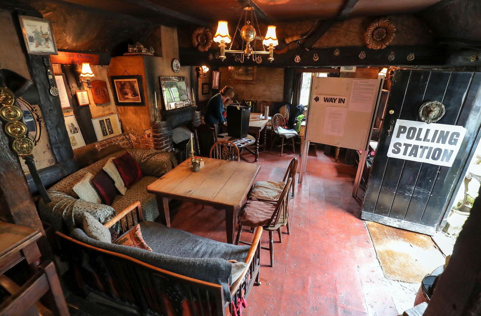 Puben White Horse Inn i Priors Dean, Hampshire, även känd som ”Puben utan namn” görs om till vallokal.