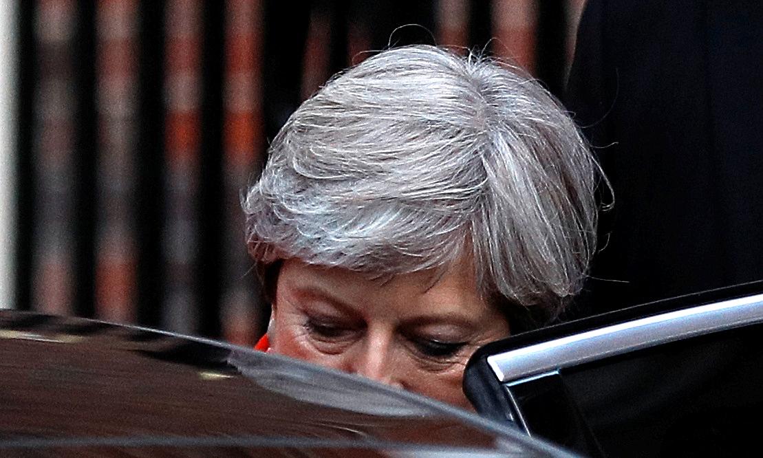 Theresa May lämnar valvakan i London.