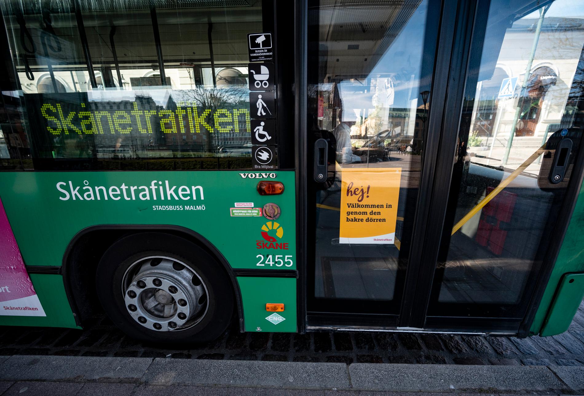 Stängt framme vid föraren och ingång bak på en av Skånetrafikens stadsbussar vid Malmö C.