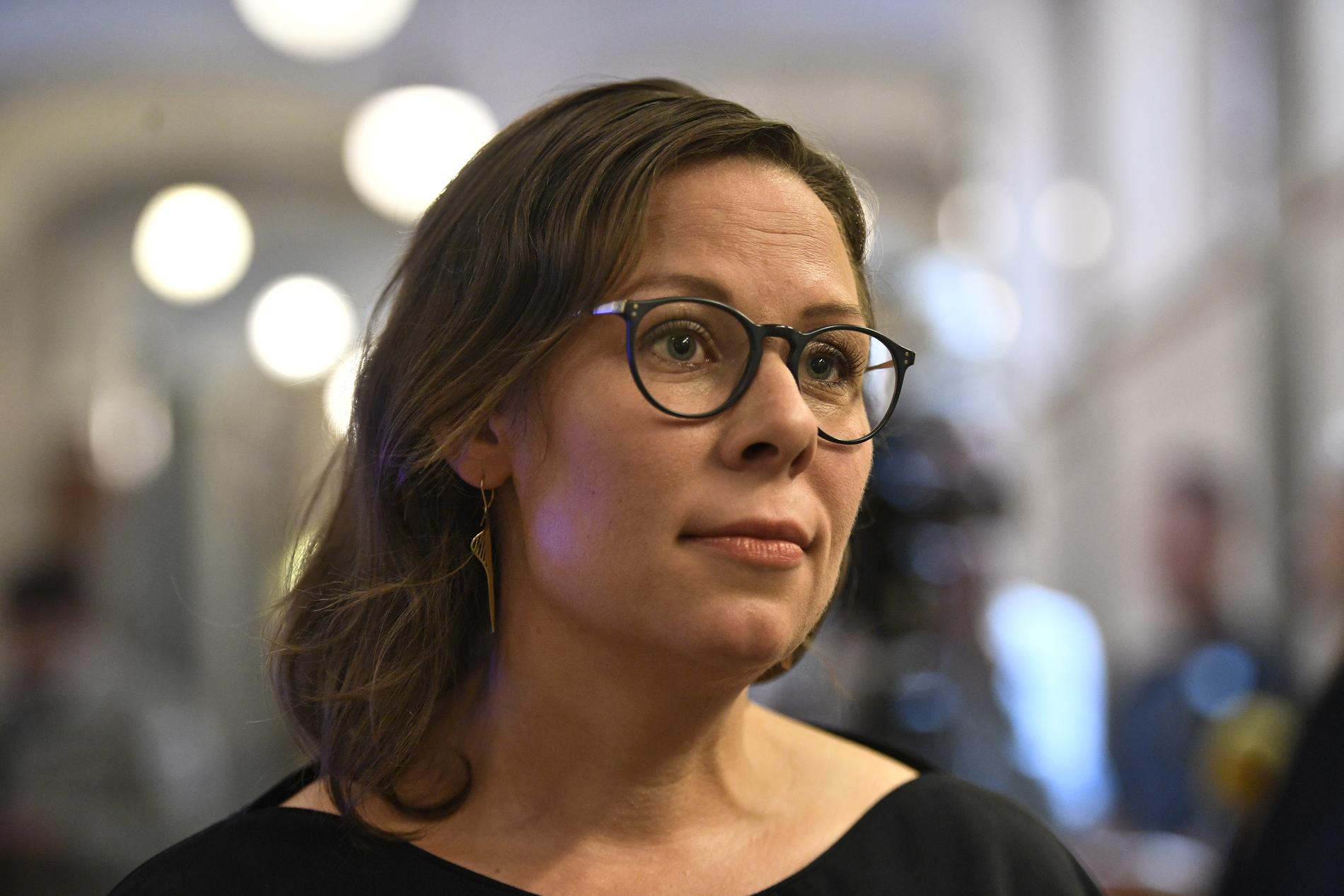 Maria Malmer Stenergard (M) och en majoritet i riksdagens socialförsäkringsutskott ber regeringen backa om lättnader i jobbkraven för asylsökande. Arkivbild.