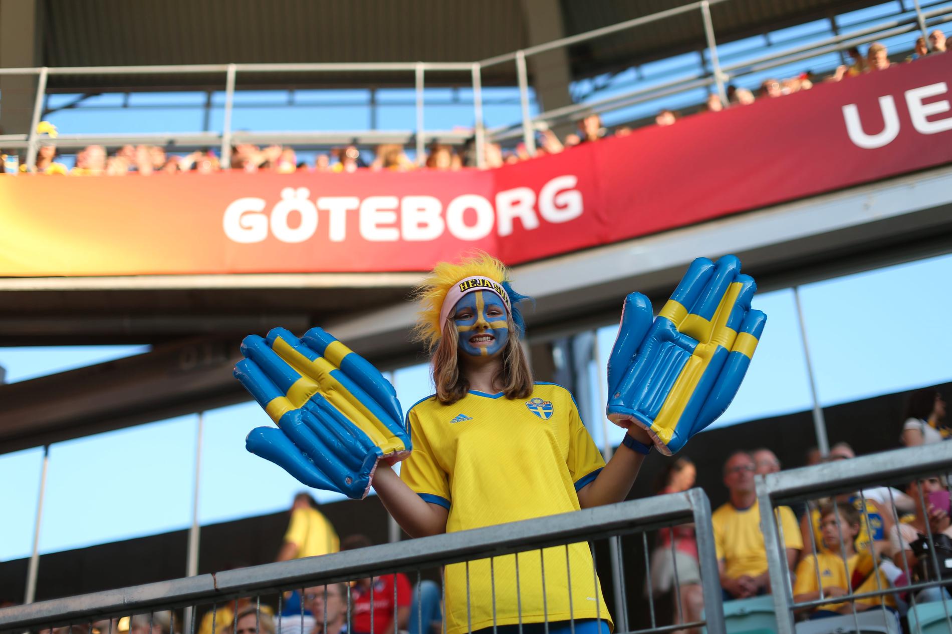 Svenska supportrar under fotbolls-EM i Sverige 2013. Om två år kan det vara dags igen. Arkivbild.