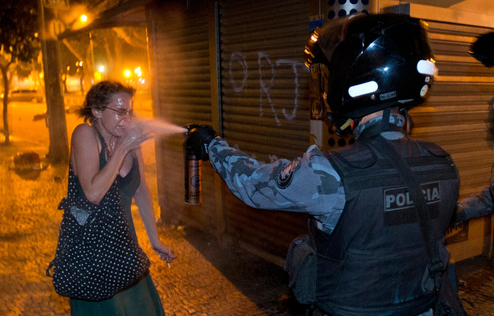 Militärpolisen sprutar tårgas mot en demonstrant juni 2013 i samband med missnöjesdemonstrationer i landet.