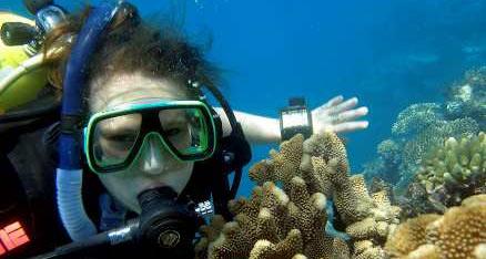 Lorena Grubisic fick dyka i Stora Barriärrevet i filmen ”Expedition Linné”. Och se skadorna på korallerna.