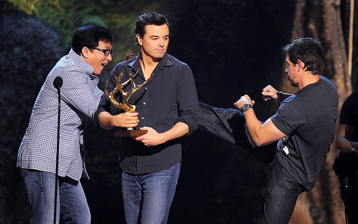 Jackie Chan delar ut pris till Seth MacFarlane och Mark Wahlberg för 2013 års bästa grabbfilm ”Ted”.