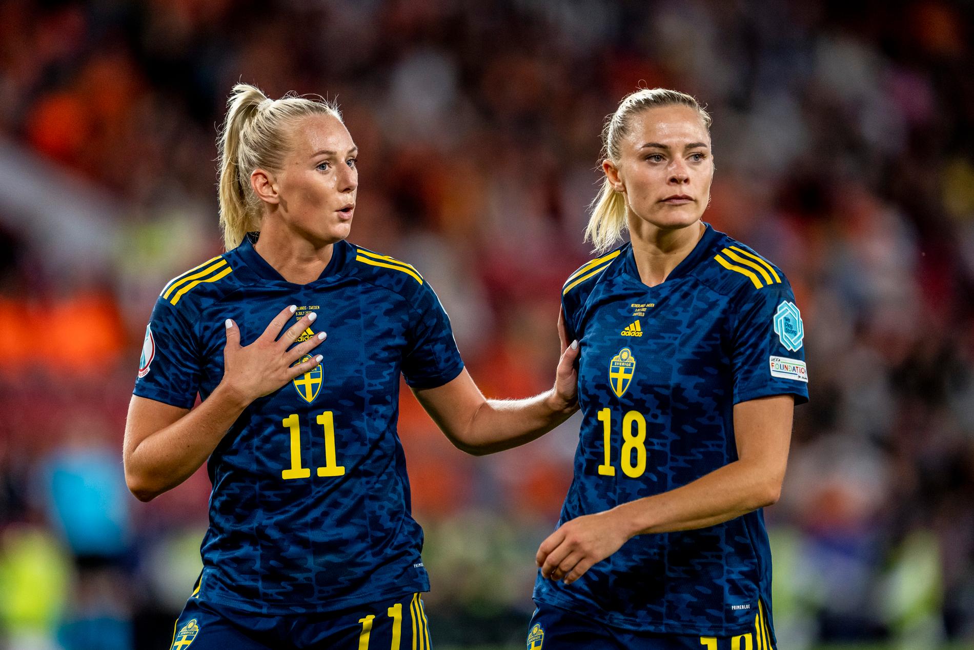 Stina Blackstenius och Fridolina Rolfö under matchen mot Nederländerna.