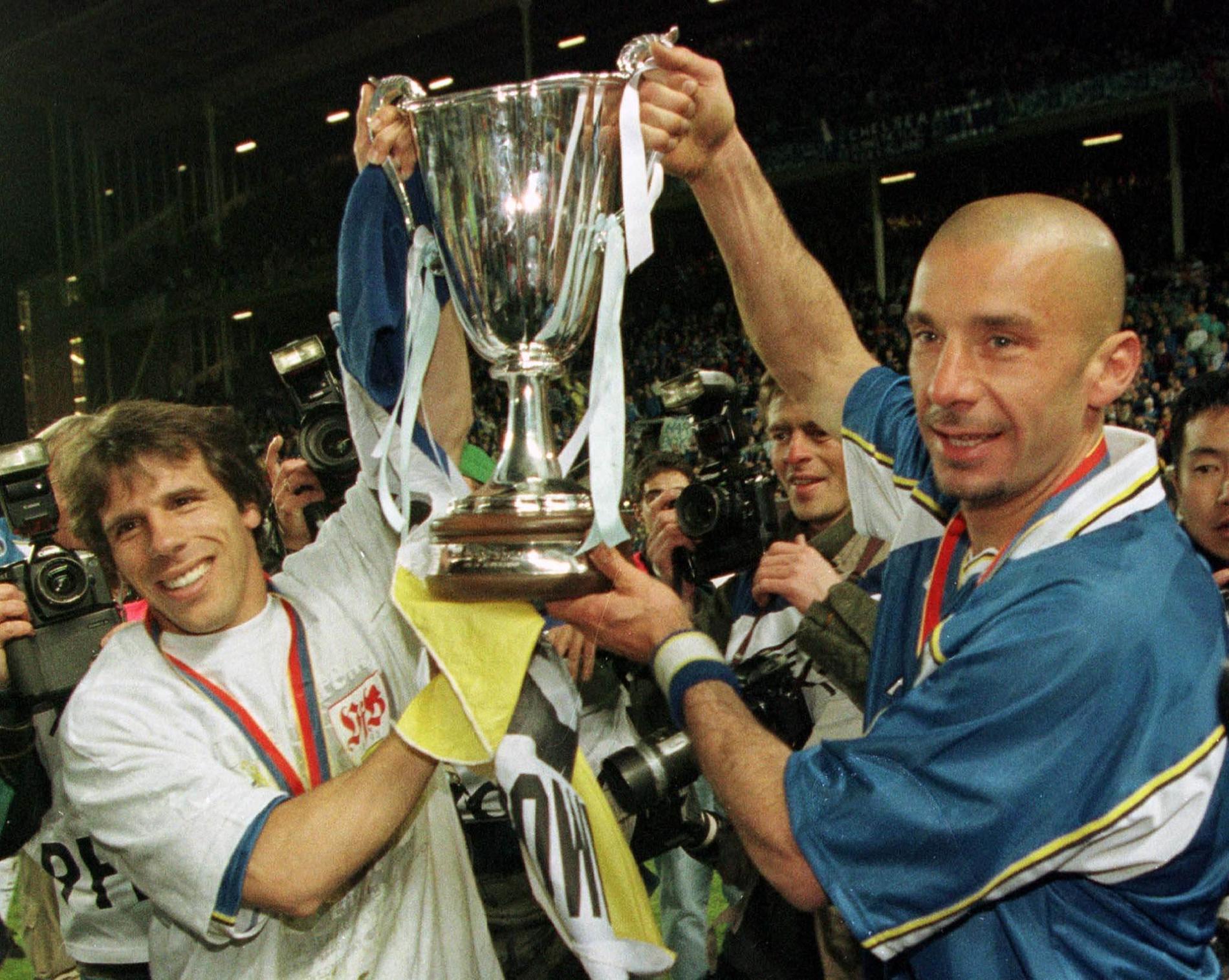 Gianluca Vialli (höger) tillsammans med sin landsman Gianfranco Zola efter att ha vunnit Cupvinnarcupen med Chelsea 1998. Arkivbild.