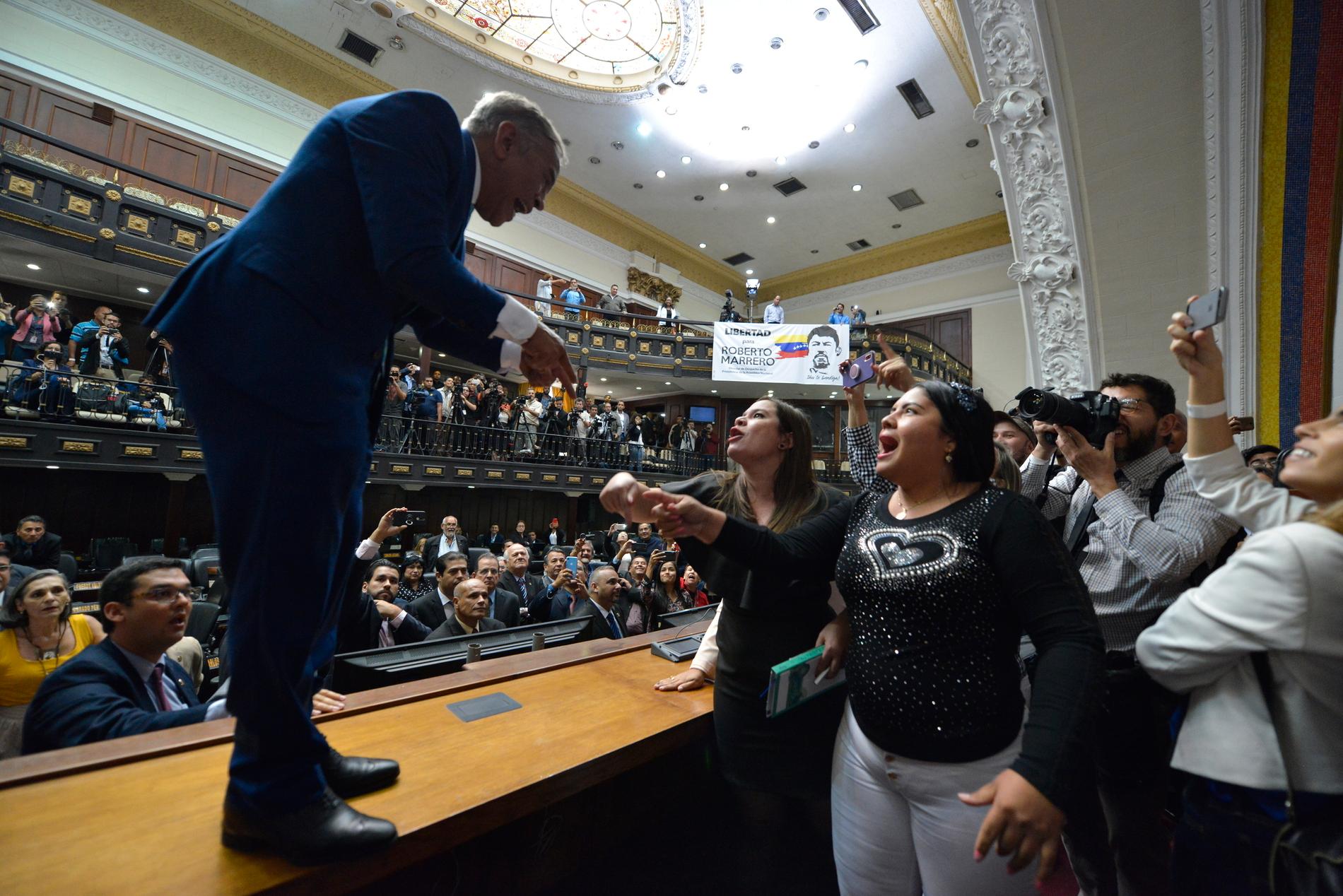 Tumult utbröt i den venezolanska nationalförsamlingen i samband med söndagens "parlamentariska kupp" om talmansposten.