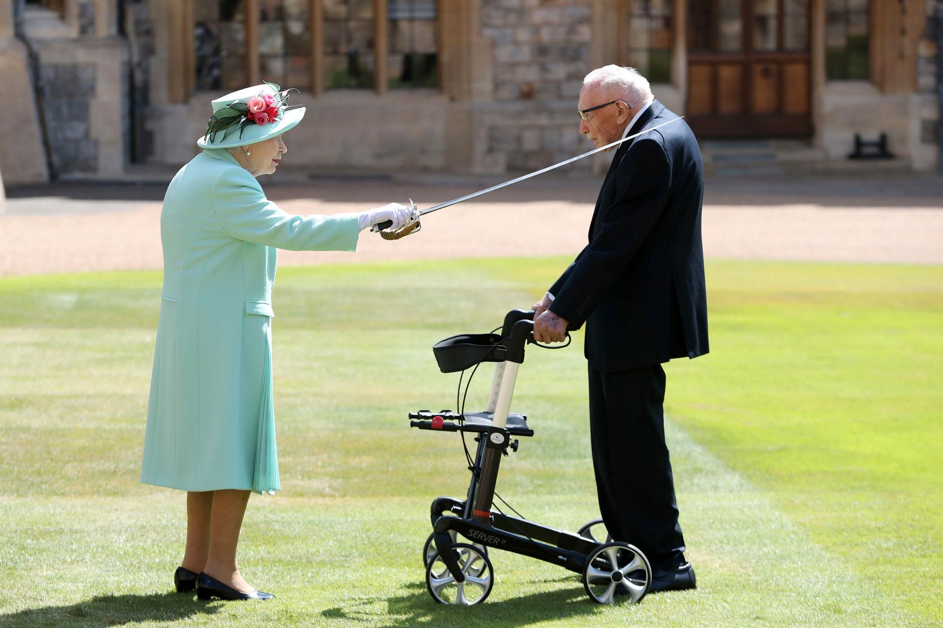 Drottning Elizabeth II dubbade Thomas Moore i en ceremoni på slottet Windsor den 17 juli. Arkivbild.