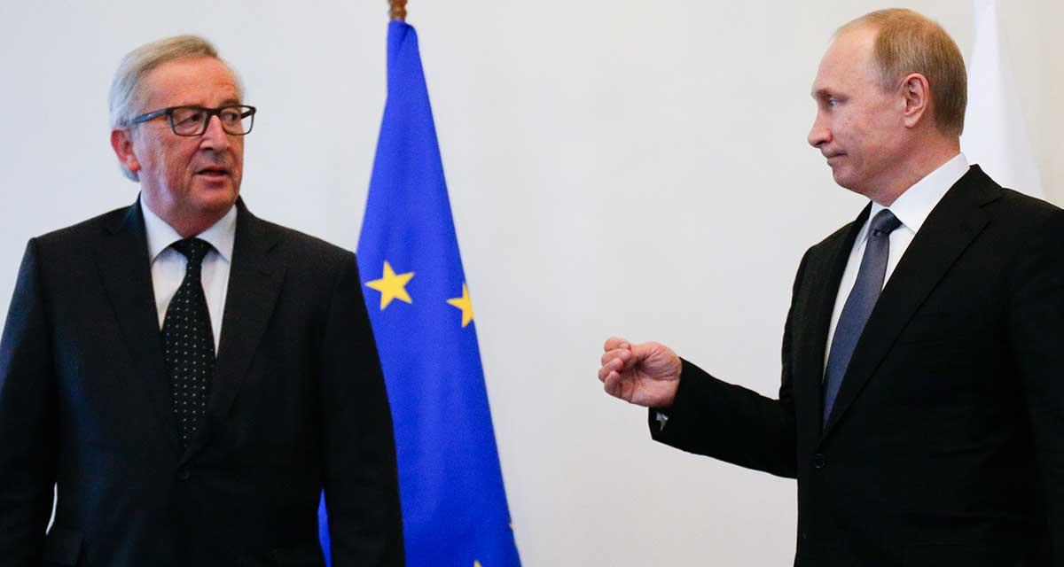 EU-kommissionens ordförande Jean-Claude Juncker och Rysslands president Vladimir Putin vid dagens möte i S:t Petersburg.