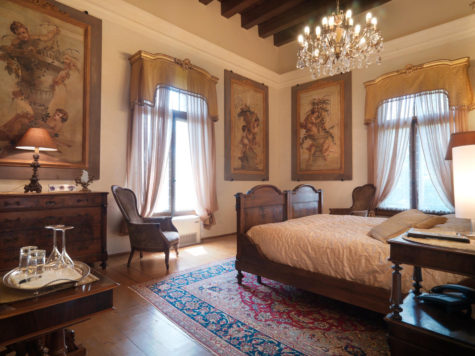 Relais Castello Bevilacqua, Italien  1300-talsslott och fyrstjärnigt hotell beläget i Verona. Slottet sägs vara hemsökt av sin tidigare ägare Guglielmo Bevilacqua som omkom här i en brand 1884. Dubbelrum från 1886 kr.
