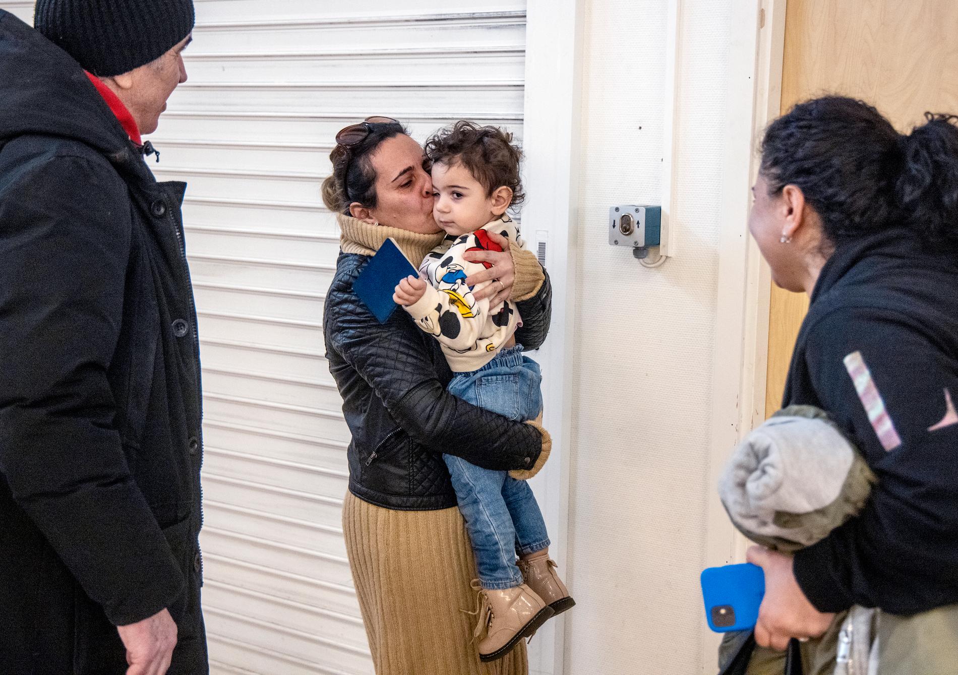 Gohar Mikayelyan träffar sin brorsdotter för första gången. Det tar lång tid för de ukrainska resenärerna att komma igenom flygplatsen. Först ska de igenom passkontrollen och sedan finns Migrationsverket på plats för att informera om deras rättigheter och vilka alternativ som finns nu när de kommit till Sverige. 