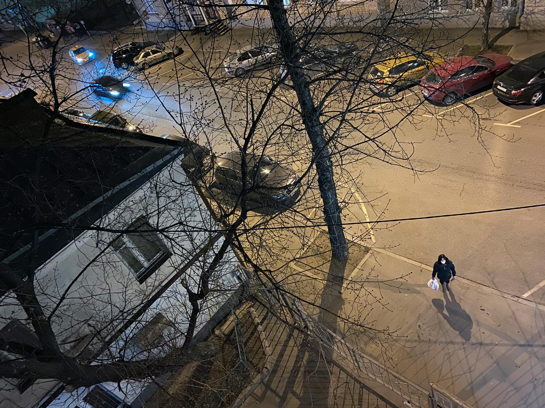 Mitt i natten smög svenska journalisten Maria Georgiva ut på Moskvas gator för att slänga sina sopor, iklädd munskydd och skyddshandskar. 