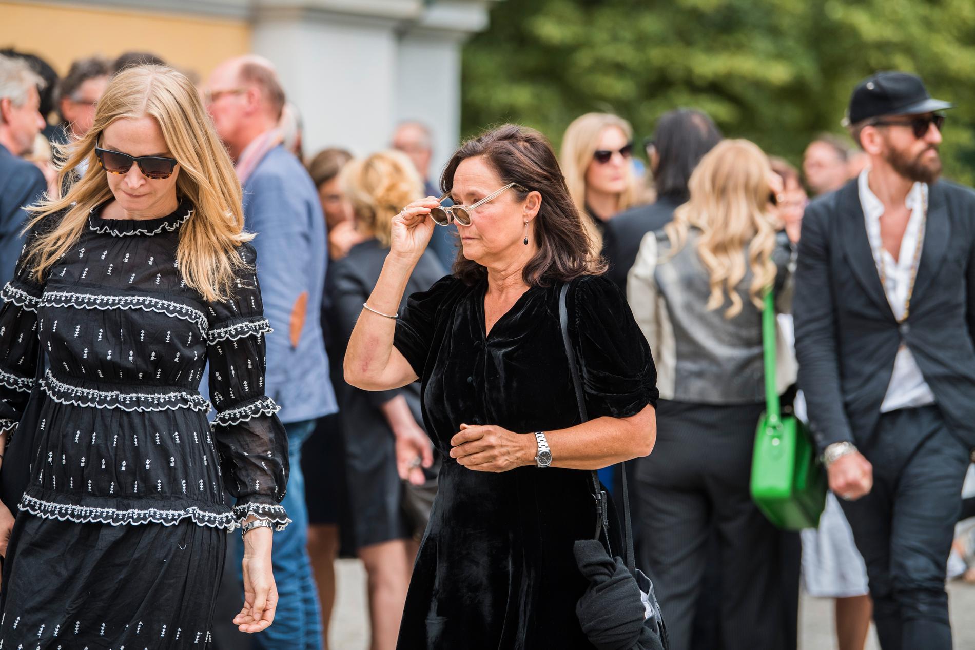 Vera Vitali och Pernilla August var på plats på Michael Nyqvist begravning.