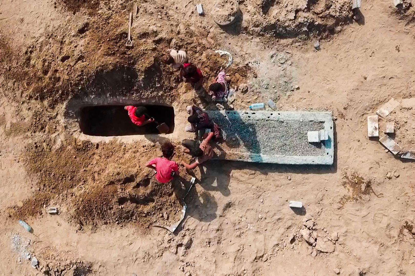 Många nya gravar har grävts på Radwan-kyrkogården i Aden – där många blivit sjuka i covid-19. Bilden är från maj.