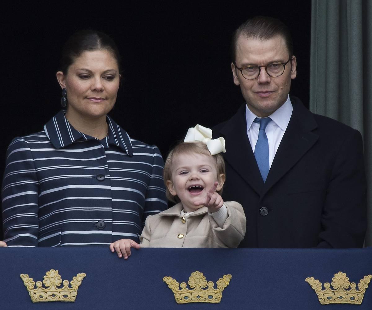 Prinsessan Estelle var busig och glad på morfar kungens födelsedag 2014.