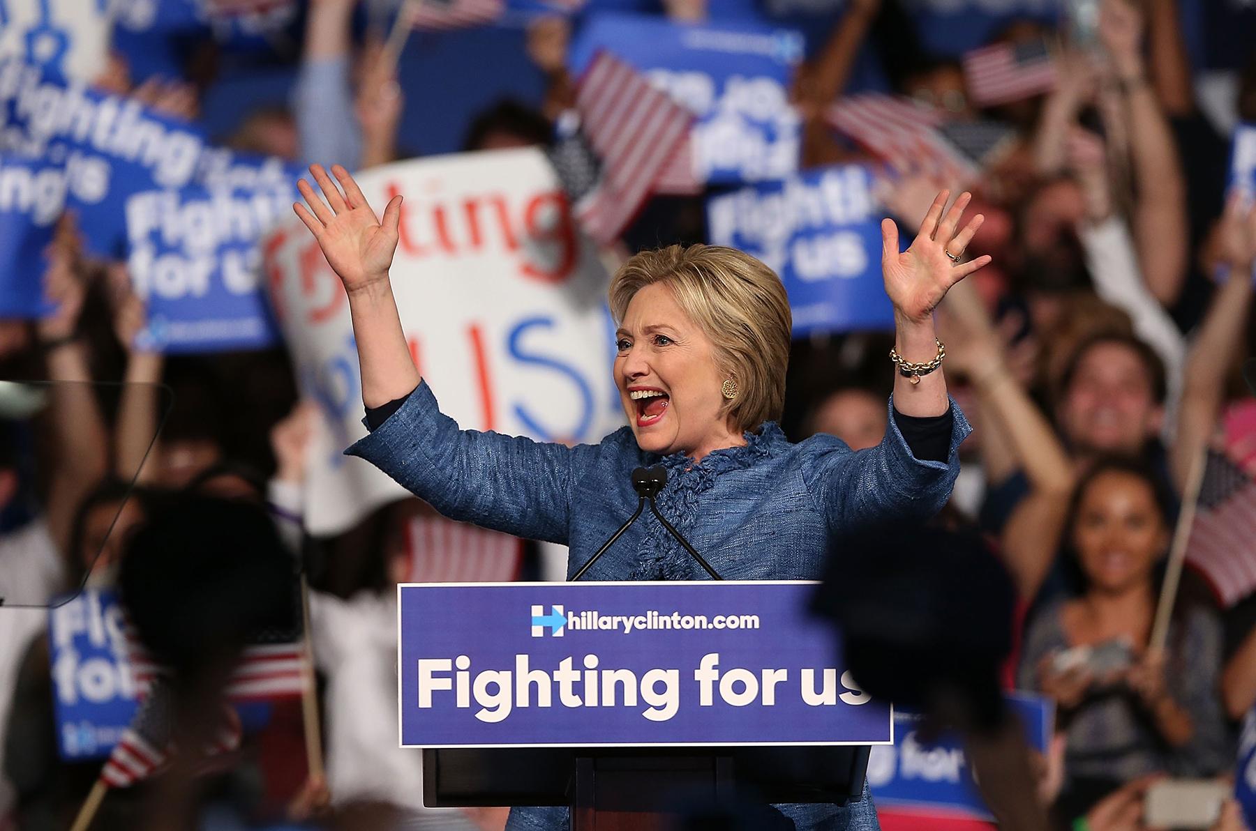 Hillary Clinton talar till sina suporters vid Palm Beach County Convention Center efter tisdagens val.