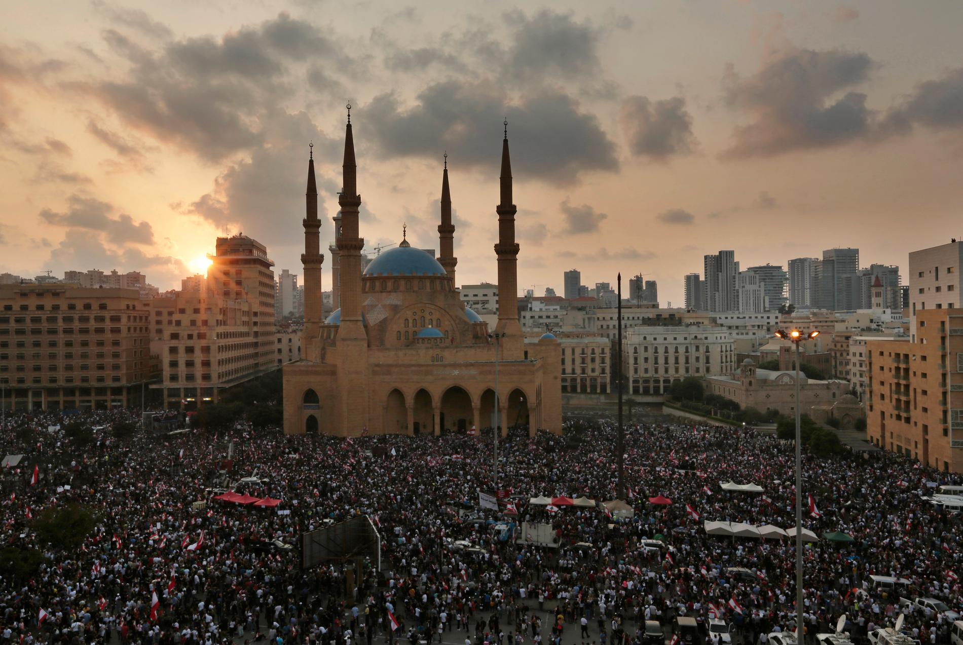 Regeringen i Libanon kommer med drastiska ekonomiska reformförslag för att stävja de pågående massdemonstrationer i Beirut (bilden) och flera andra städer, samt för att rädda regeringsbildningen.