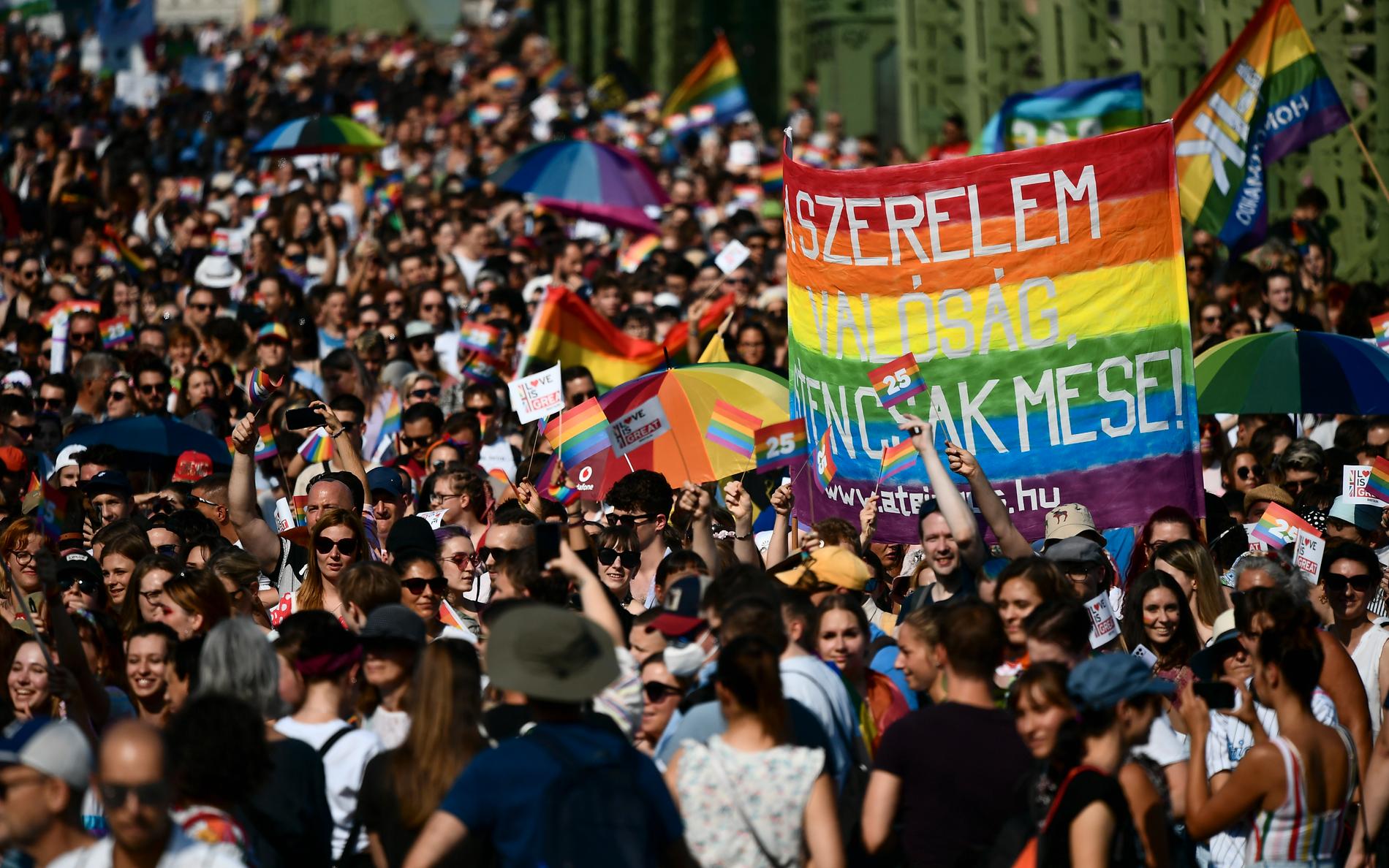 Tusentals deltog i Ungerns största Pridetåg någonsin.