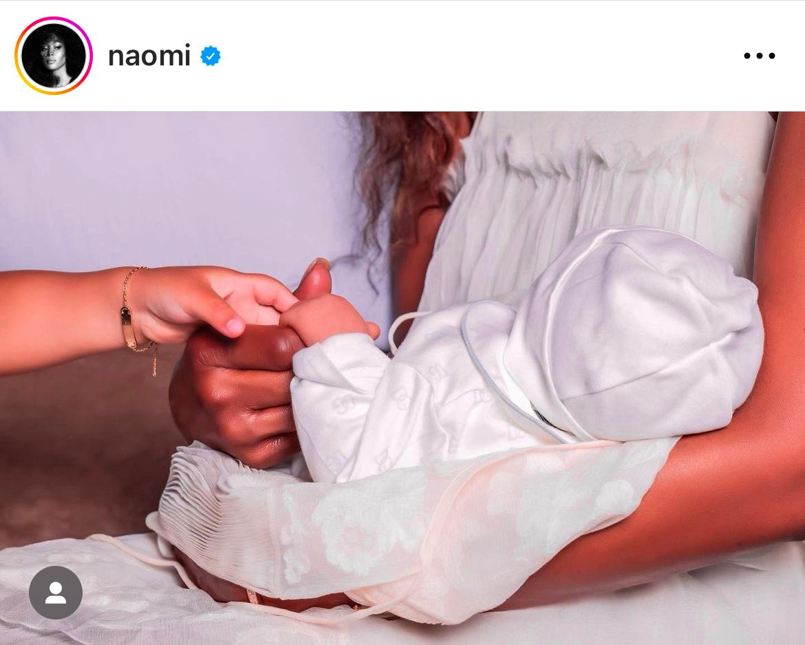Naomi Campbell visar upp nyfödda sonen. 