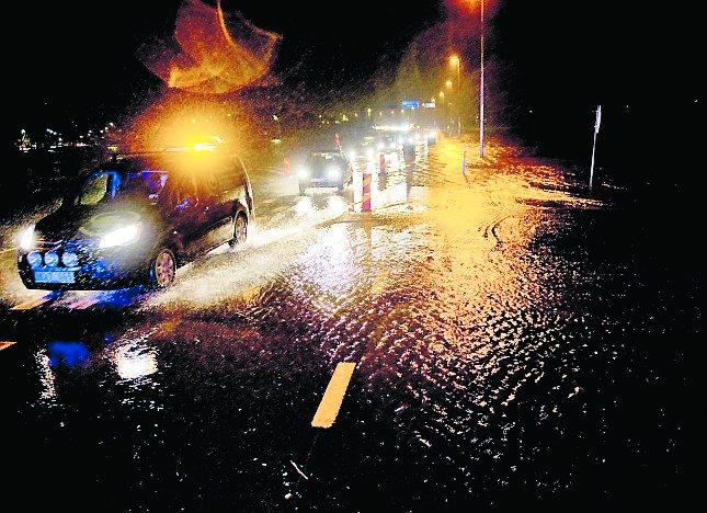 RAMDALA Snövädret blev till översvämningar när det på vissa håll blev plusgrader. E22 omkring Ramdala utanför Karlskrona översvämmades och polisen fick leda om trafiken med långa köer och fastkörningar som följd.