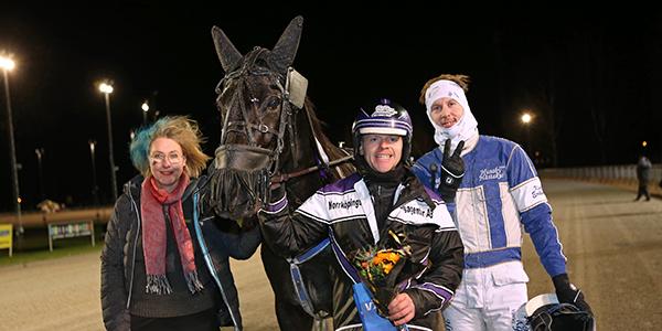 Speedy Foxy Vicane tillsammans med David Källgren och Kim Eriksson vid segern i lördags.