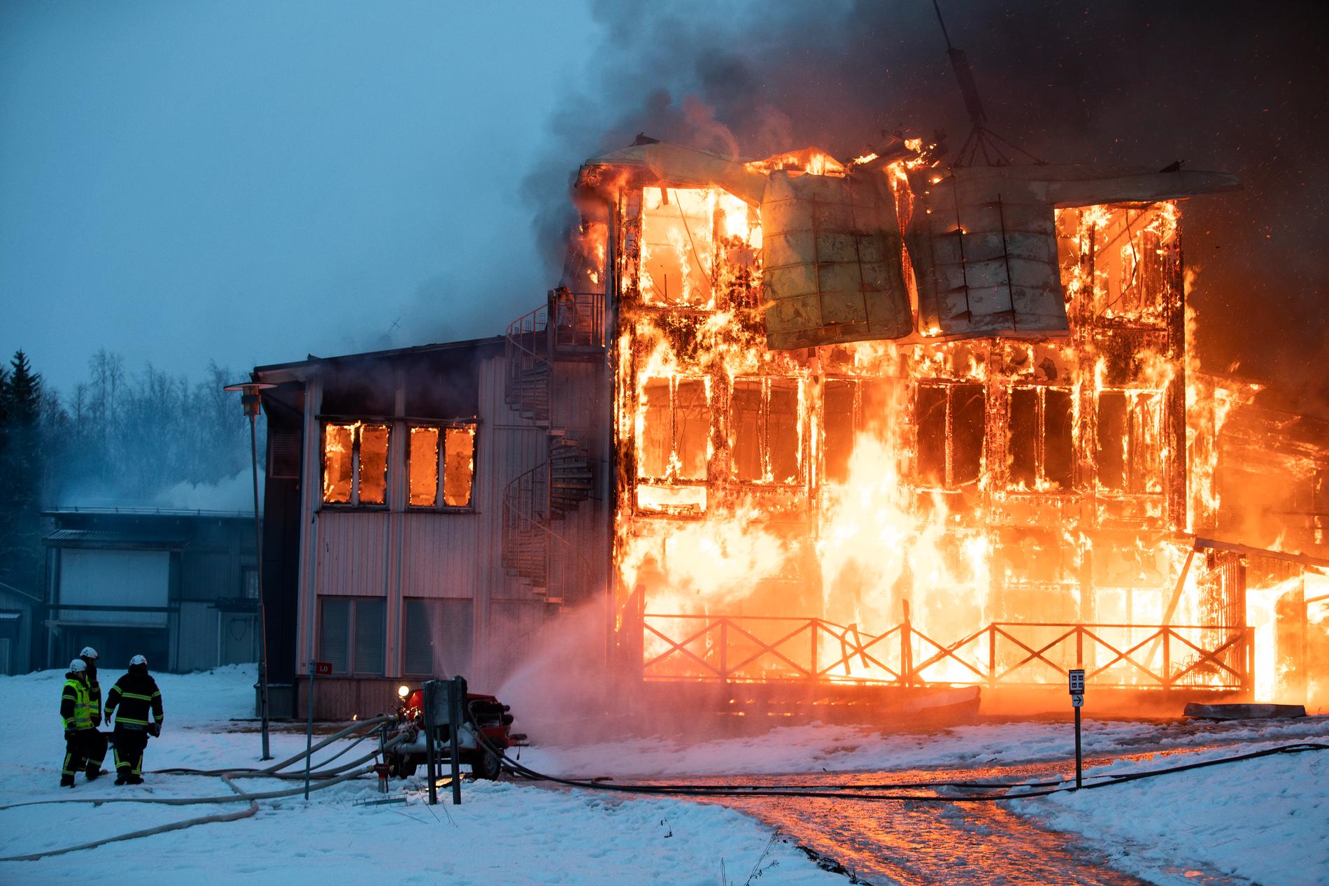 Huvudbyggnaden på Säfsens skidanläggning kunde inte räddas. Branden upptäcktes vid fyratiden på morgonen.