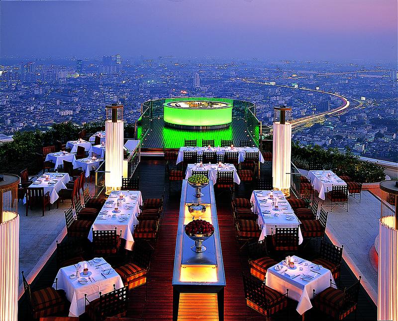 Världens högst belägna utomhusrestaurang ligger i Thailand. Njut av en middag i världsklass med utsikt över Bangkoks ljusmyller.