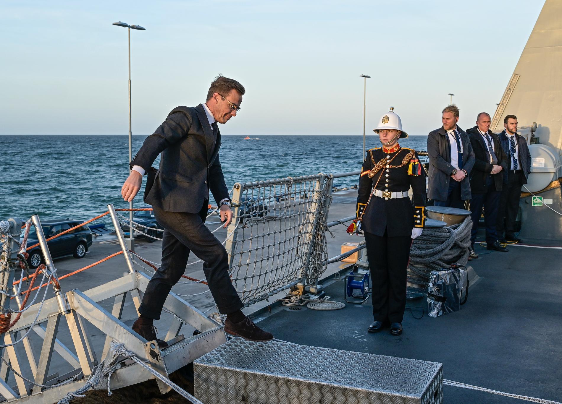 Statsminister Ulf Kristersson (M) på väg ombord på jagaren HMS Diamond för att träffa Storbritanniens premiärminister Rishi Sunak i Visby hamn.
