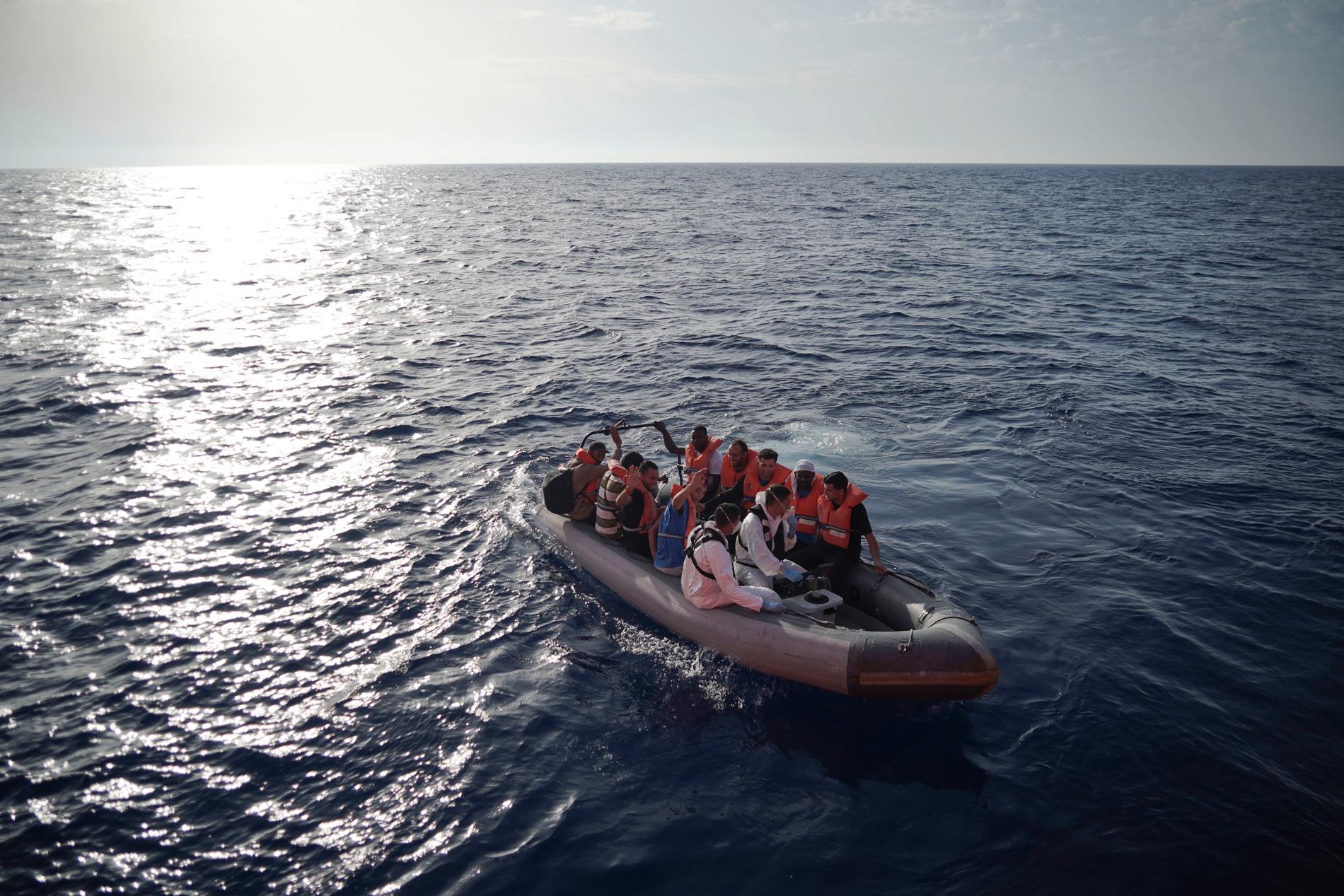 Maltesiska flottan tar hand om nödställda migranter som påträffats på Medelhavet. Arkivfoto.