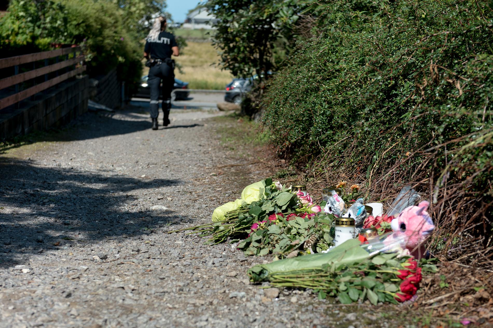 Polis i byn Varhaug där en 13-årig flicka mördades förra sommaren. Arkivbild.