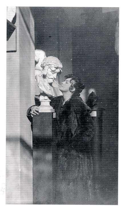 Ett fotografi av Anna Klindt Sørensen och en Jesuslik staty har etsat sig fast på Aftonbladets skribent Camilla Hammarströms näthinna. Fotot är från 1919–1920.