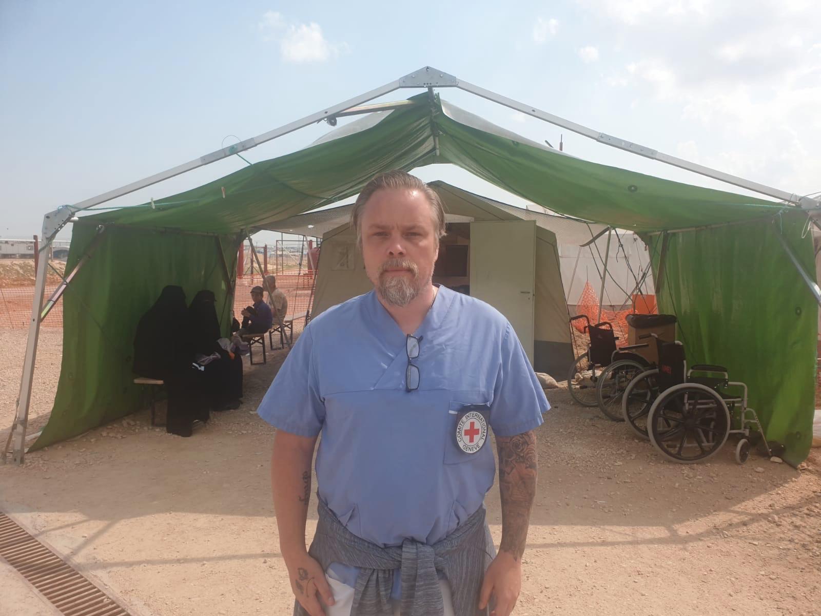 Fredrik Runsköld jobbar som sjuksköterska på ett fältsjukhus precis utanför lägret al-Hol i norra Syrien. "När coronaviruset väl sprids i lägret kommer det att ske okontrollerat och explosionsartat" säger han.