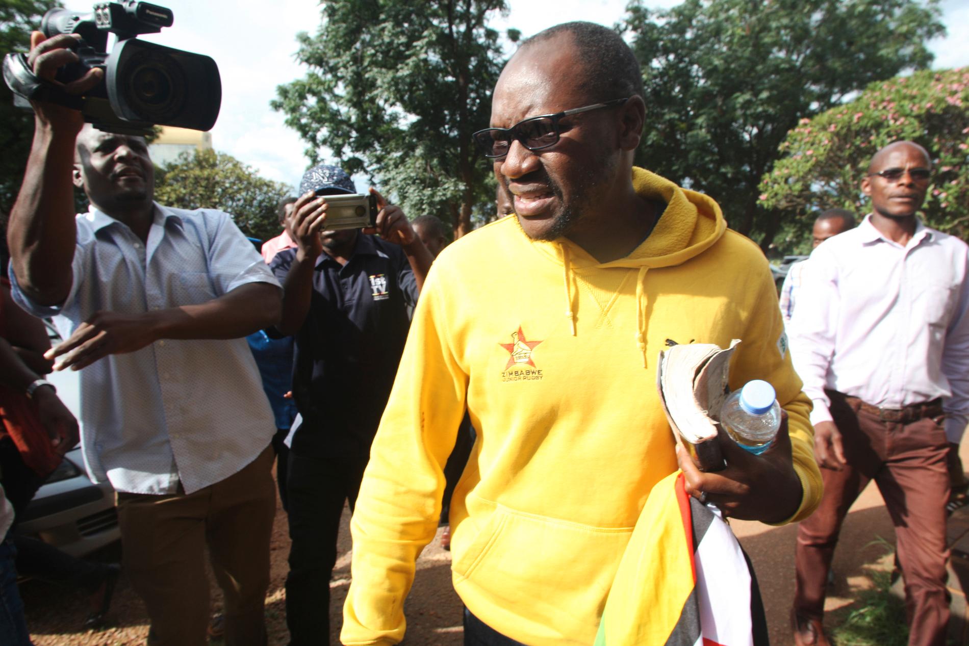 Aktivisten och pastorn Evan Mawarire på väg till domstolen på torsdagen i den zimbabwiska huvudstaden Harare.