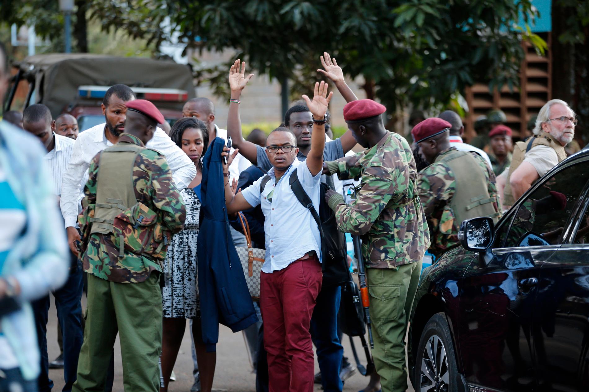 Människor evakueras i Nairobi under tisdagen.