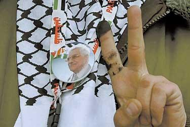 En palestinier i Dura nära Hebron har röstat – för första gången på tio år. På hans bröst sitter ett märke av presidenten Mahmoud Abbas. Fingrarna, som gör segertecknet, är märkta av valförättarnas bläck.