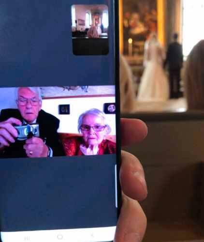 Brudens syster Mathilda filmade vigseln så hennes farmor och farfar fick se barnbarnets bröllop.