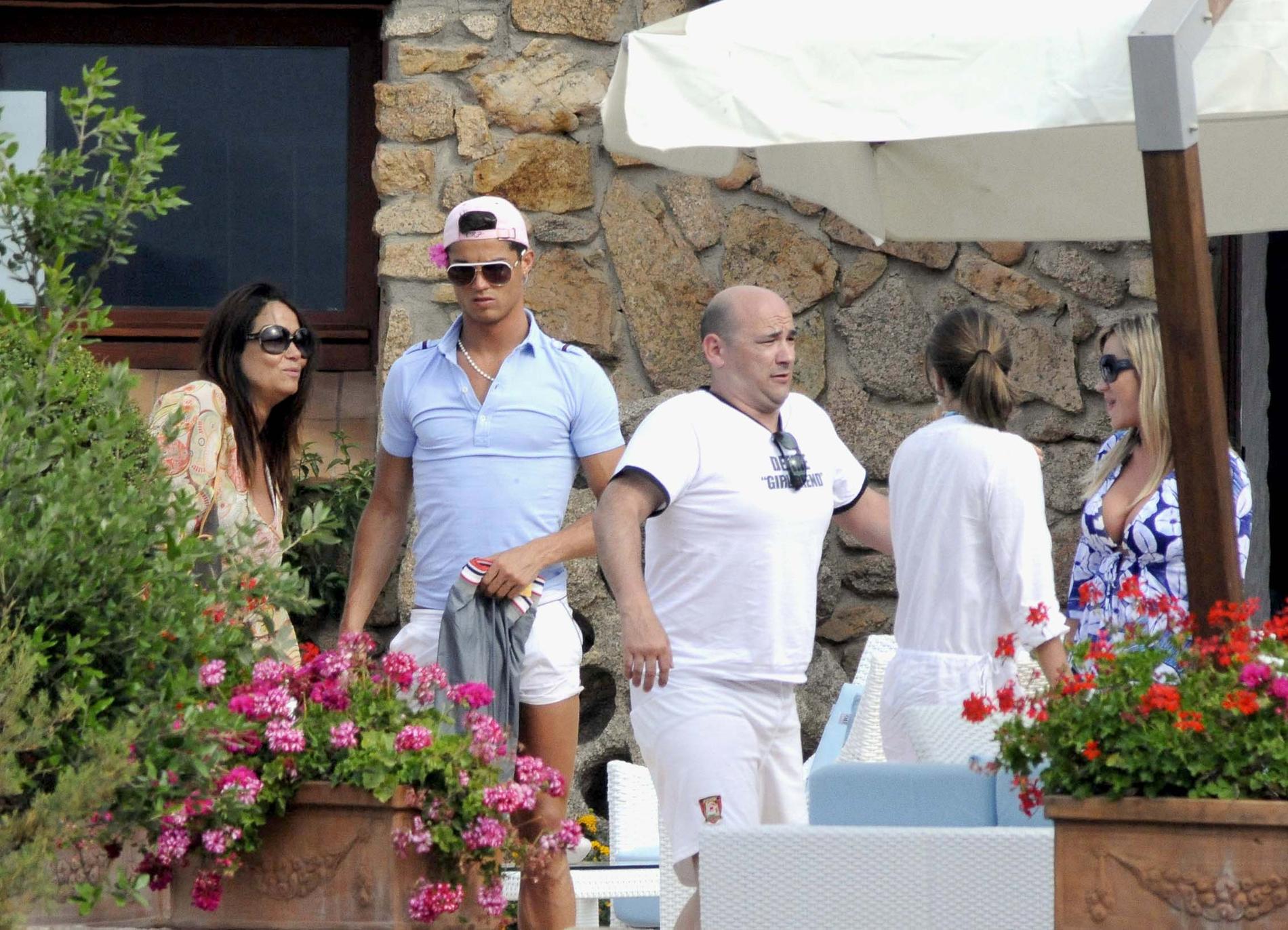 Ronaldo med vänner och familj på Sardinien.